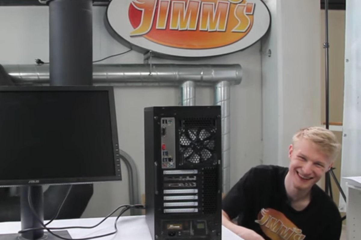 Jimms_fi's tweet photo. Uutta videota #Youtube'ssa! Tällä kertaa vauhdissa on Miko, joka unboxaa #jimmsgamer -tietokoneen sekä neuvoo käyttöönotossa ja tehdasasetusten palautuksen! https://t.co/yKnxU55V4v https://t.co/hK9OG1BdTj