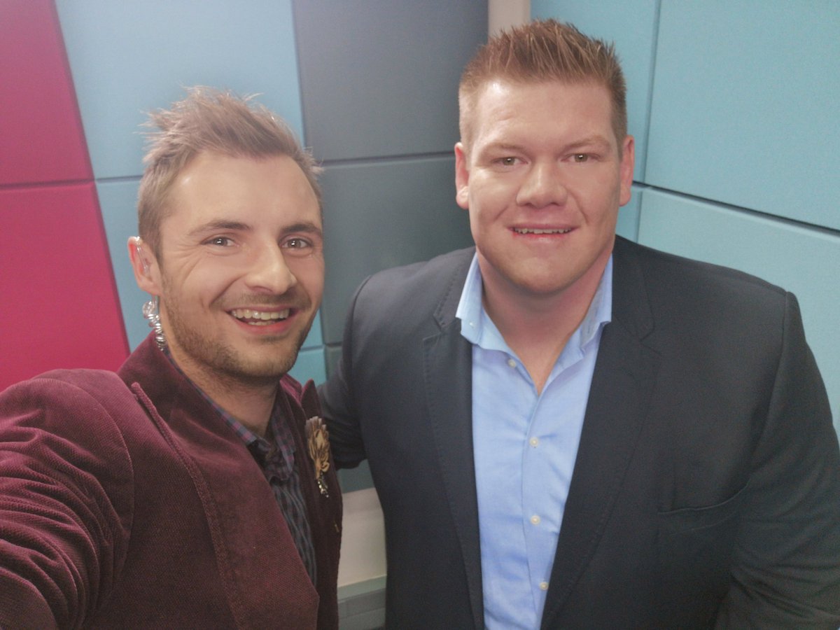 HendriMyb's tweet photo. Wanneer @FlorisSlabbert in die ateljee is, moet daar maar vir 'n kiekie gepose word! #Suitup #MetroMen #GROOTontbyt @kykNETtv @GrootFM @EcsponentLtd https://t.co/0PT8u7b0Zv