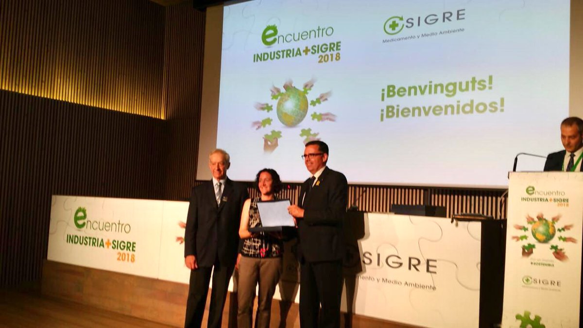 Kernpharma's tweet photo. .@valles_gemma, HSE del Grupo Indukern, recoge el diploma de @puntosigre por la aplicación de medidas de #ecodiseño en los envases de medicamentos y la apuesta por un futuro más #sostenible. ¡Gracias y enhorabuena al resto de participantes! #EncuentroSIGRE2018 https://t.co/M80ucrBjaq