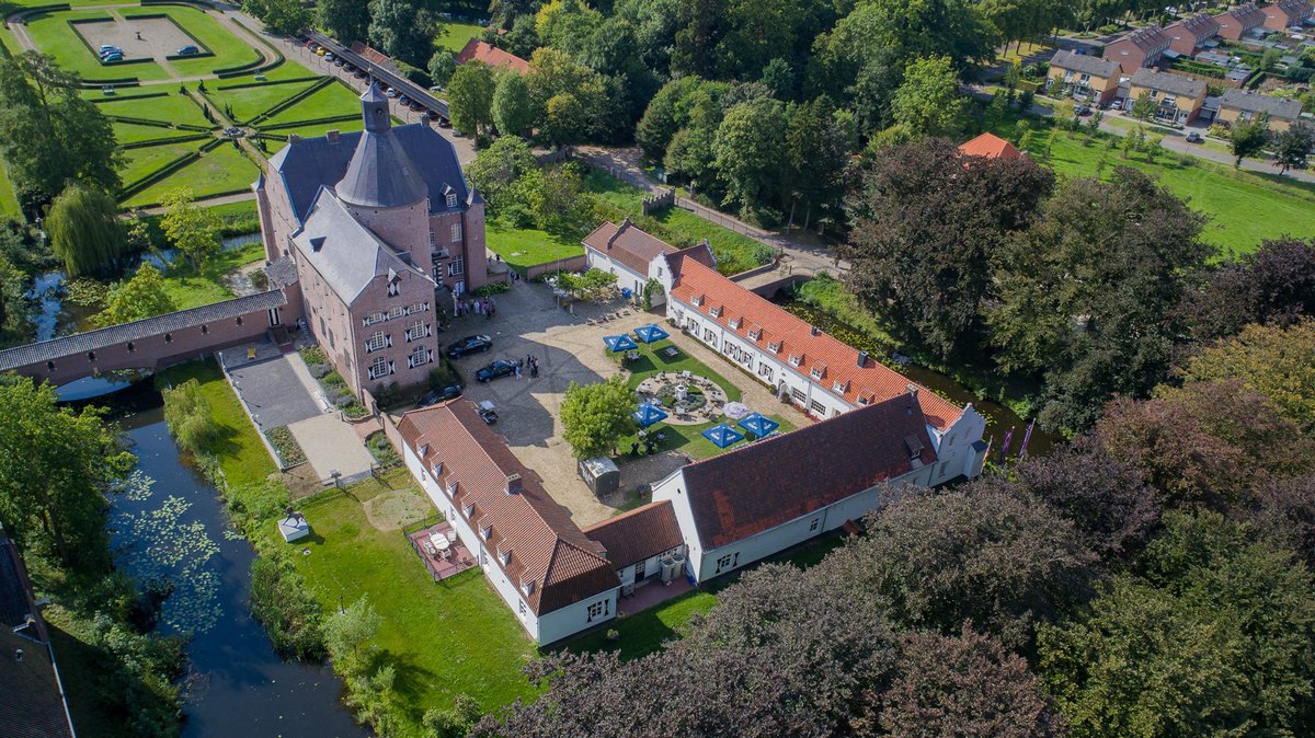 BookDinners's tweet photo. Midden in het #Limburgse landschap natuurgebied #Leudal vind je #Kasteel #Aldenghoor ☺️

In een sfeervolle en gezellige ambiance kan je genieten van een lunch, diner, high tea of high wine!

Ontdek de charmes van #KasteelAldenghoor reserveer via: https://t.co/Hov1X8b7mG https://t.co/X53TilYKzM