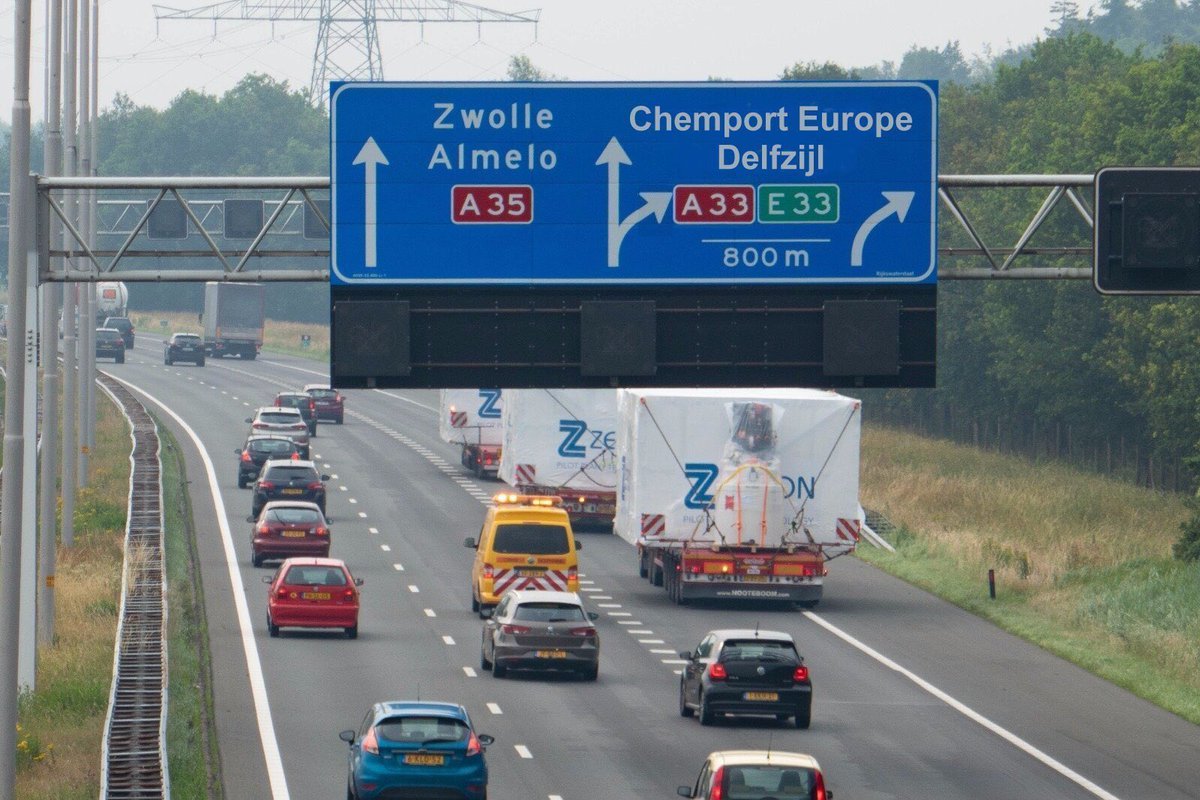Live transport! Het vervoer van onderdelen van de pilotfabriek van <a href="/Avantium/">Avantium</a> die wordt gebouwd op het #chemiepark in Delfzijl! #biobased