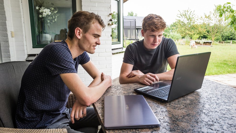 Zo gaan deze piepjonge ondernemers uit Almelo van zolderkamer naar 'Quote' in 1 jaar. #StaxSocialMedia #DeOndernemer ▶ bit.ly/2y4OQ7z