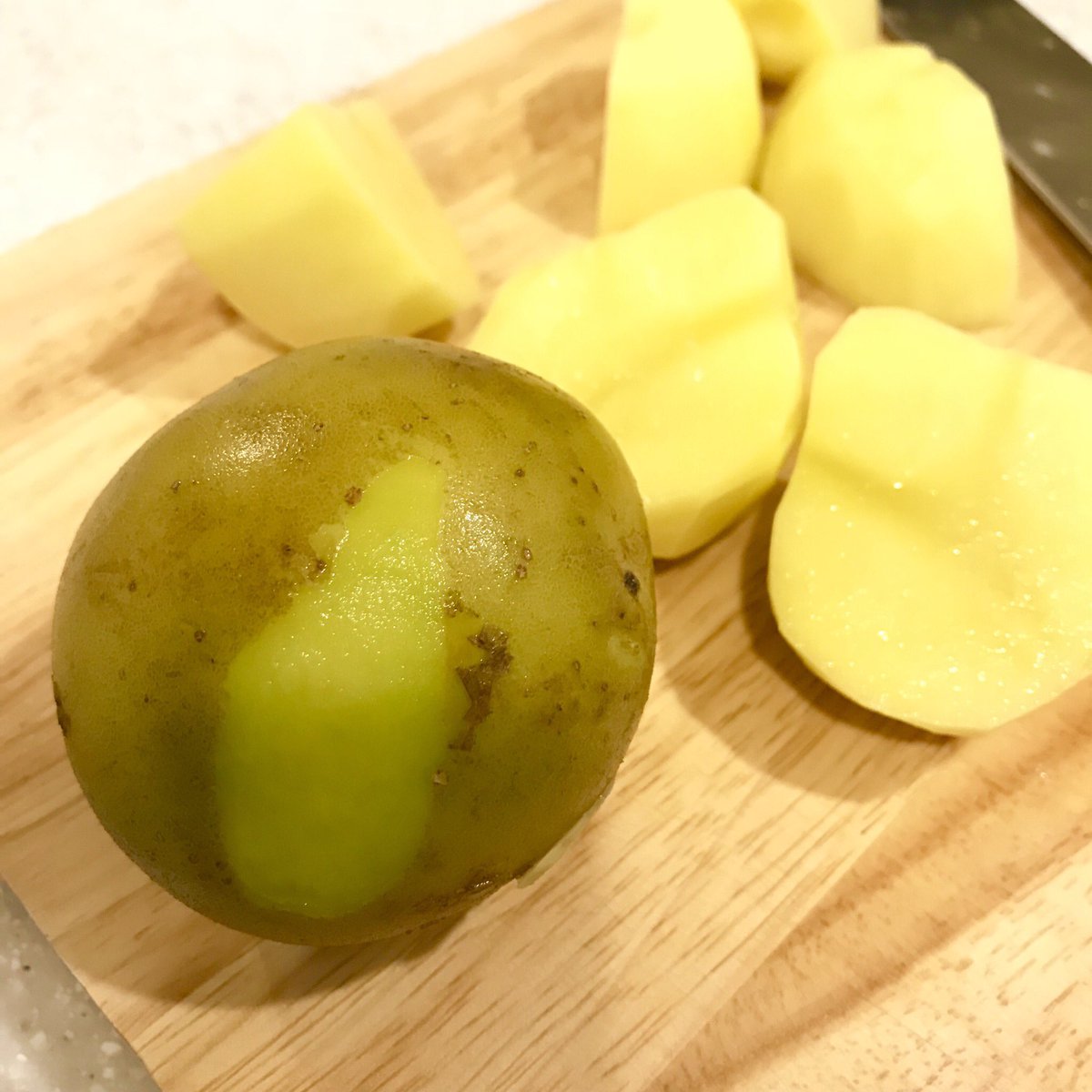 野口綾子 今日ファミマで買ったジャガイモが全部緑色 皮剥いても剥いても緑がなかなか薄くならない これって食べられますかね こーゆー品種なのかなぁ ジャガイモ