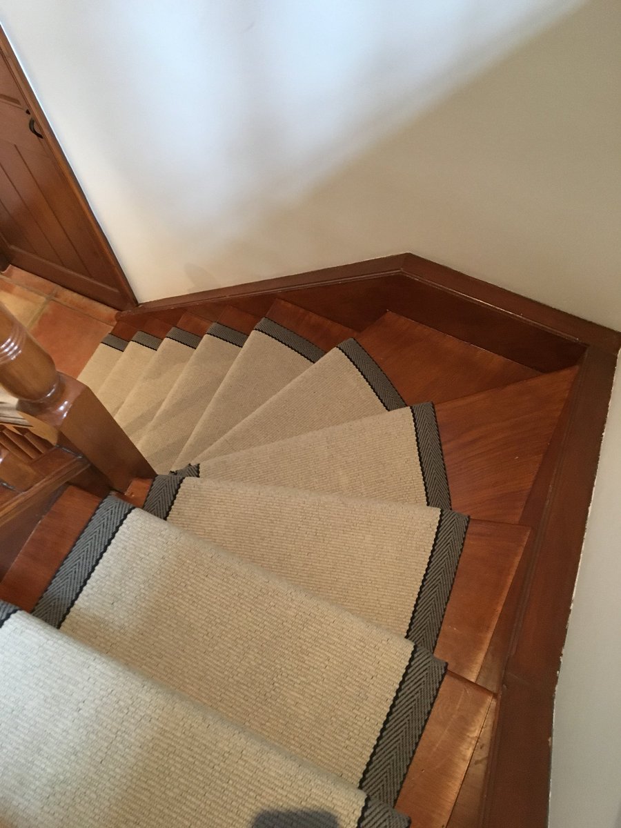 SDScarpets's tweet photo. A wonderful open tread staircase installation to perfection by the leading installation Company. @Roger_OatesUK #designer #stairs #flatweave #wool #flooring #INTERIOR_DESIGN #perfection #carpets #Brands https://t.co/x73jxWQ7RJ