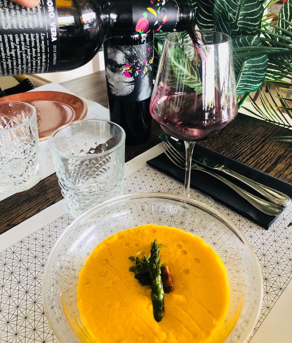 #Manso empieza la semana con #PlatodelDía de cuchara! Crema de zanahoria con dado de #foie y espárrago verde + otro que elijas de una selección de nuestra carta para completar tu #menú ejecutivo. 
Aceptamos ticket #restaurante
#ZonaTriana  Reservas@mansolaspalmas.com 
928 367 450