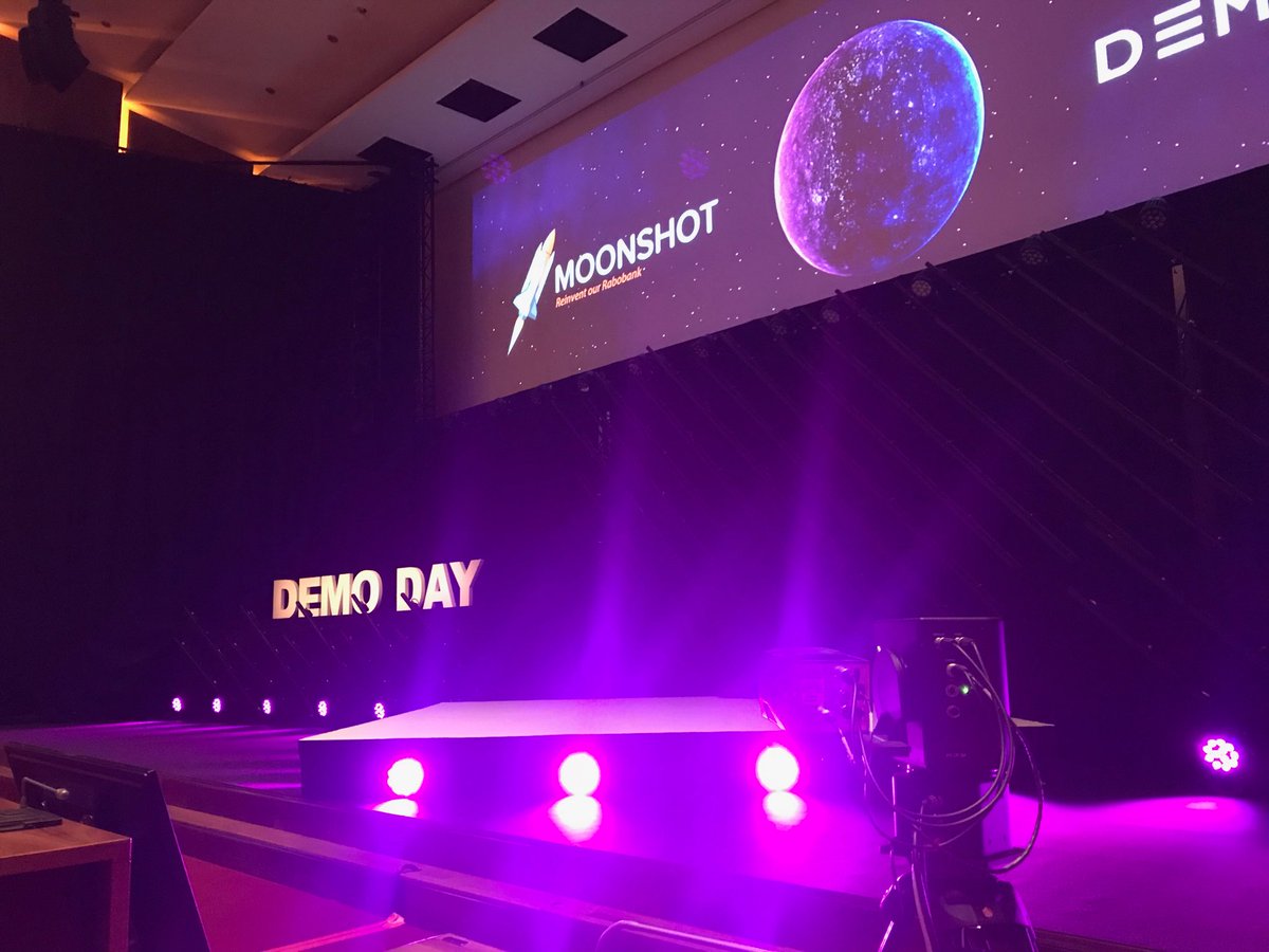 GoCredible's tweet photo. Podium is klaar! Zaal loopt vol https://t.co/uuWWqVxRn3