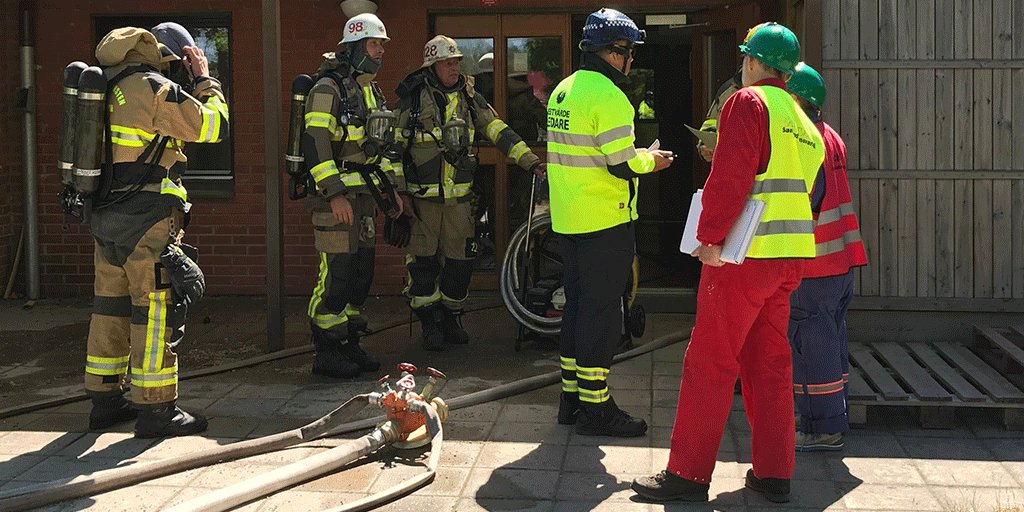 Just nu. Skarpt läge för deltagarna på utbildningen i praktisk restvärderäddning. Uppdraget: Att rädda prioriterade föremål ur ett fiktivt hembygdsmuseum i en nedlagd förskola i Ösmo. #restvärderäddning #utbildning #brandsäkerhet