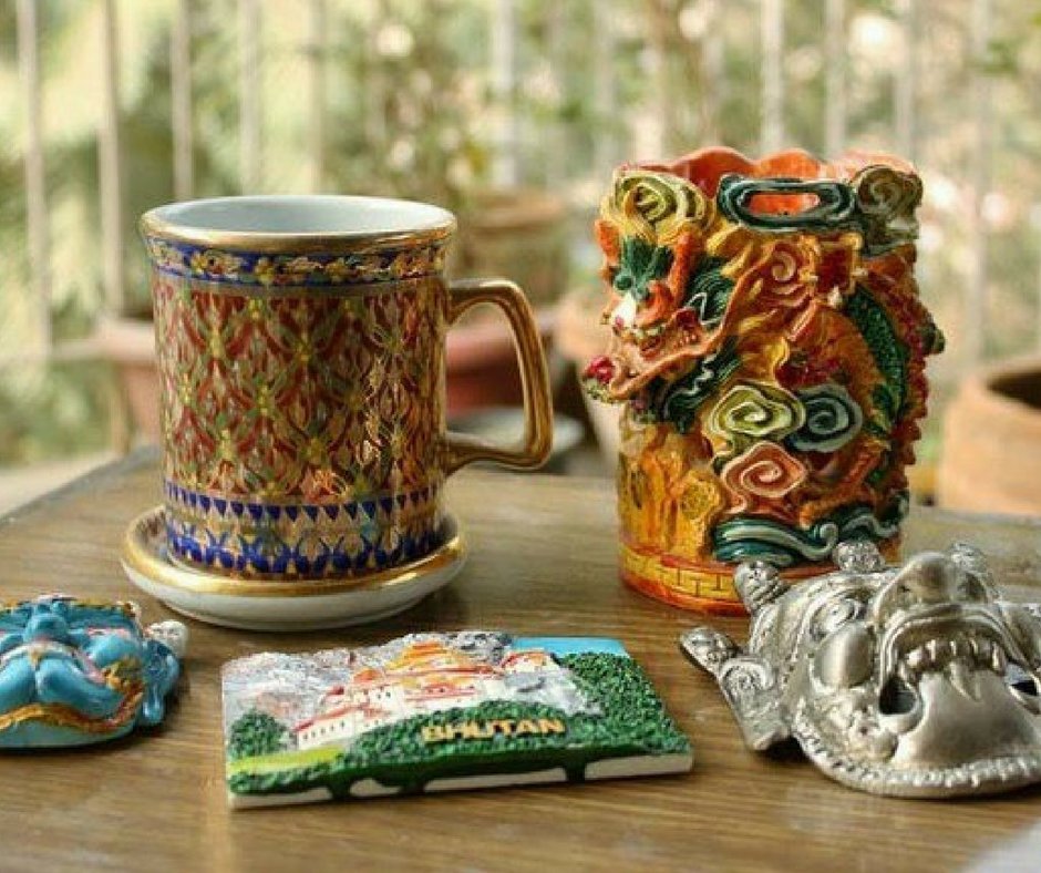 DotcomClif's tweet photo. If you are looking for local #handicraft items like a handwoven shawl or some wooden wind chimes, this is your #place #Sikkim market here are filled with a shop selling everything from the #LaughingBuddha to #Tibetantraditionalclothes and #beautiful handmade souvenirs@DotcomClif https://t.co/61seWtn2aO