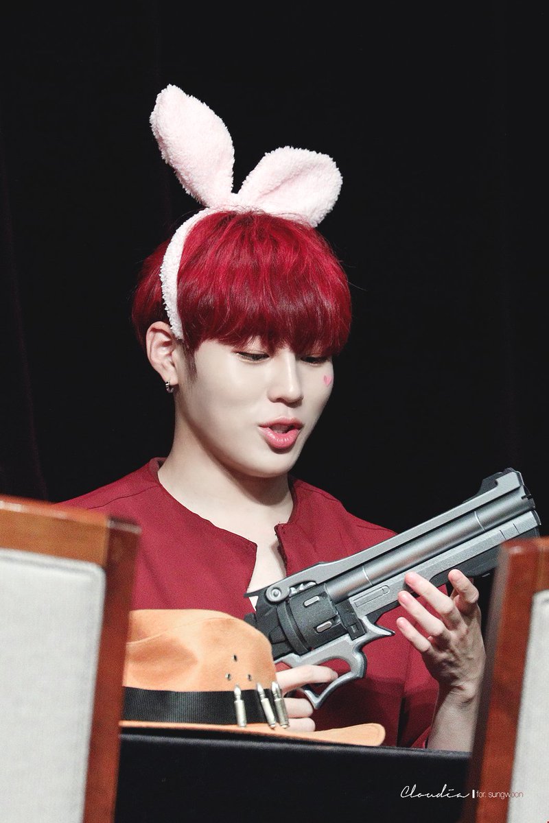 luv_cloudia's tweet photo. 180610 신나라레코드+YES24 예약판매 팬싸인회 #WANNAONE #하성운
석양이.. 진다...🐰
https://t.co/BhSVA6QvrX https://t.co/c3u9YLXBXj