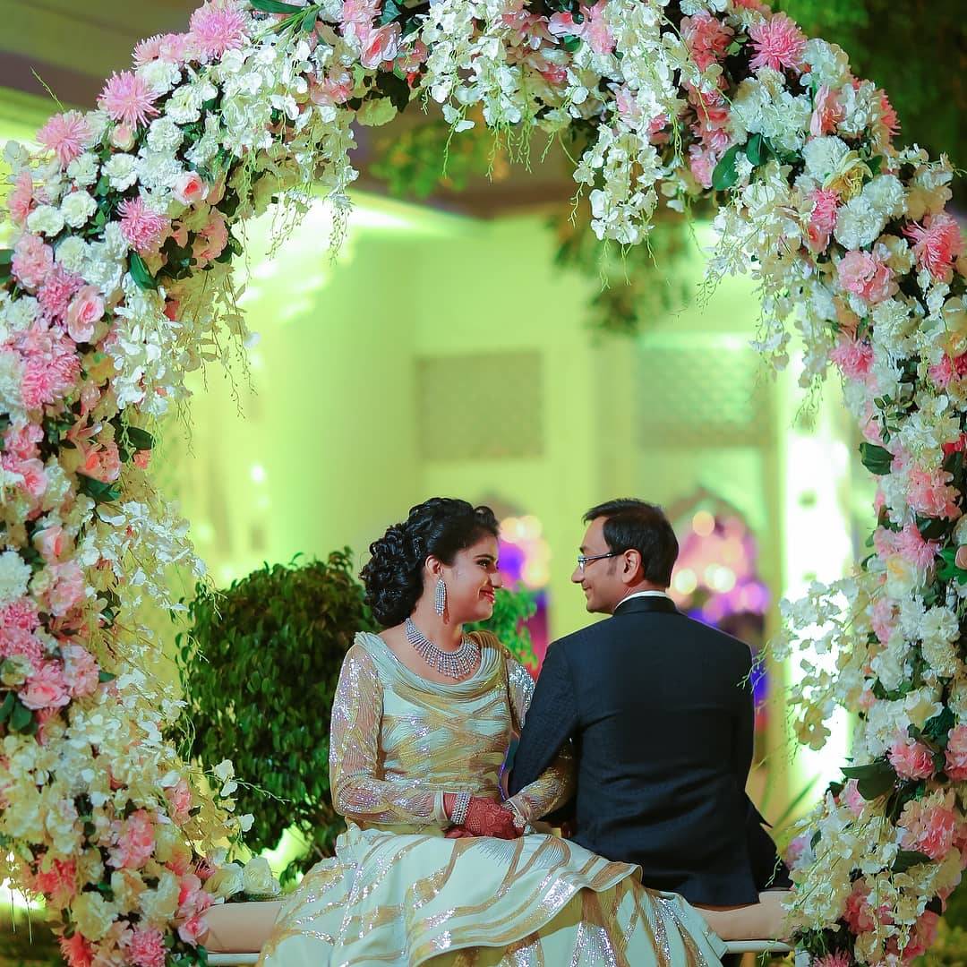 WedLista's tweet photo. Recreate a romantic pose with your partner with a truly versatile prop like flowers🌸
Pic couryesy - @dipakstudios
#WedLista #FashionForWeddings #GrandWedding #WeddingCouple #BeautifulCouple #SangeetNight #Sangeet #FlowerDecors #BigFatWedding #IndianWedding #Jaipur #PinkCity https://t.co/491QCy1f3C