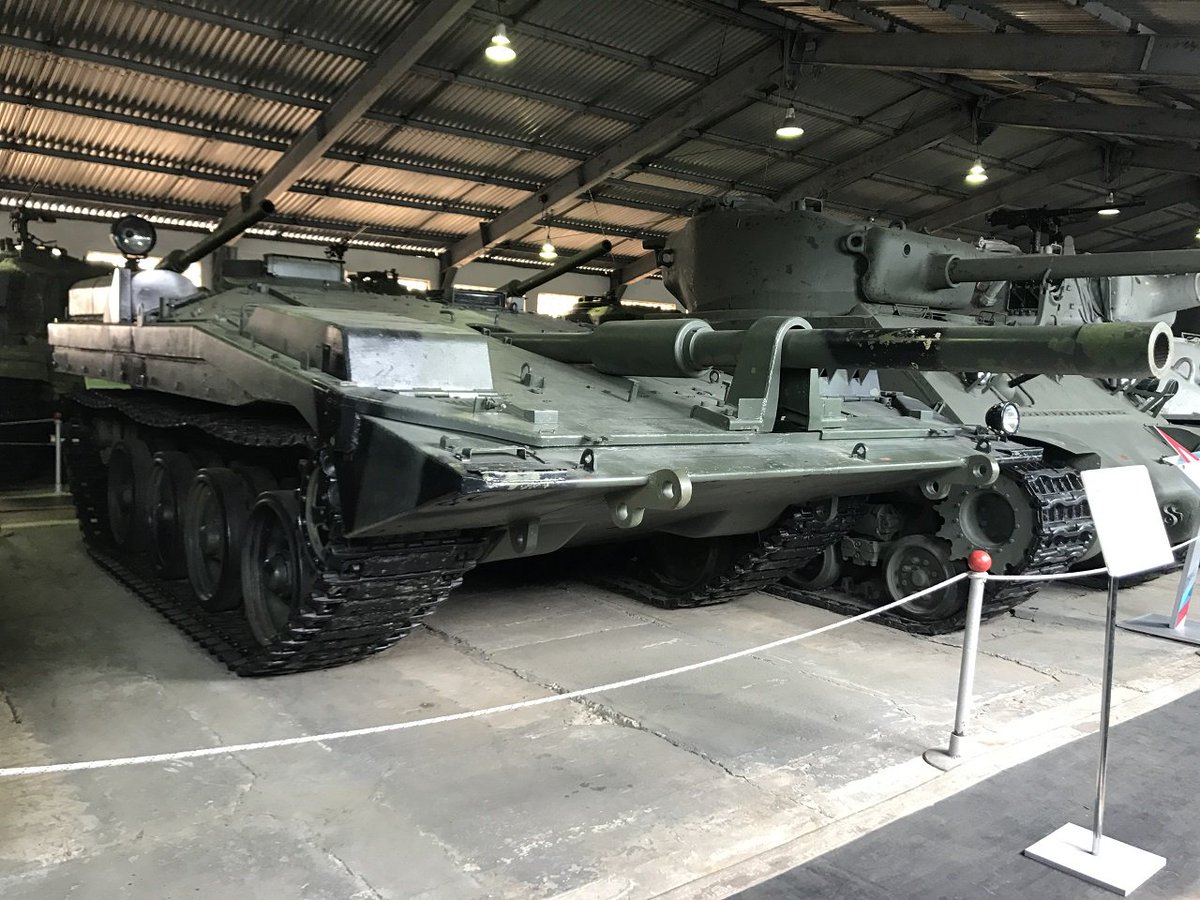 多田 将 中車輌館では 先ず ソ連主力戦車の始祖であるbt 5 すみれさまの御気に入りの車輌です そして その後のあらゆる戦車 の基となり 史上最も画期的な戦車であるt 34 そして 中略 T 14が現われるまで最新だったt 80uまで 主力戦車の系譜が展示され