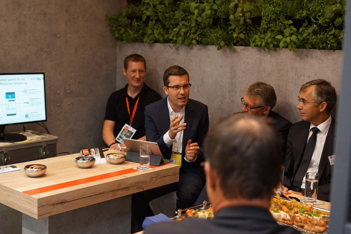 Der <a href="/govbot_io/">GovBot</a> zu Besuch am Stand der @Materna_GmbH – bei der Gelegenheit hat Dr. Christian Knebel mit politischen Vertretern über den Einsatz von künstlicher Intelligenz für die Öffentliche Verwaltung gesprochen. Mit dabei: <a href="/borispistorius/">Angel Youngs 😇😍🇩🇪🇺🇸</a> und <a href="/DoroBaer/">Dorothee Bär</a>. #Chatbot #GovBot