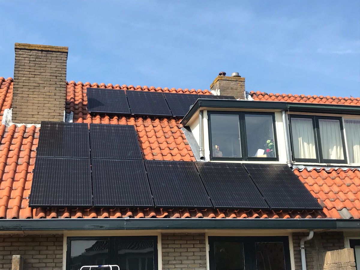 NovaVolt's tweet photo. Op deze zonnige dag zijn bij onze klanten uit Hilversum de zonnepanelen gemonteerd. Het is nu de beste tijd om over te gaan op groene stroom, dus neem snel contact met ons op voor een vrijblijvend gesprek. https://t.co/GWxwxVMq3V https://t.co/e851jSGR2e