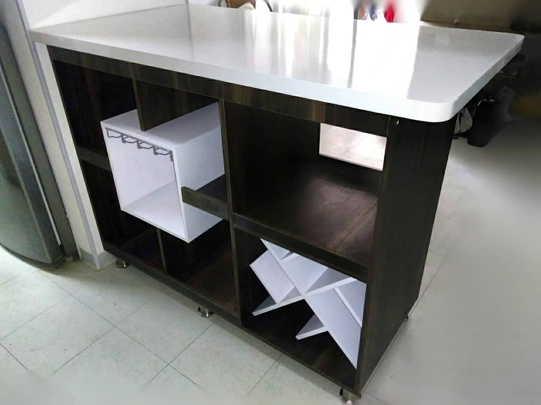 JFCarpinteria's tweet photo. Esta barra cuenta con una #licorera en diseño geométrico donde se pueden almacenar hasta 12 botellas y amplios espacios para vasos y copas. Personaliza tu #hogar ∆ #jfcarpinteriaydiseño 
#diseñodemuebles #carpinteria #Medellin #mobiliario #mueblesamedida https://t.co/OGjbn0RloQ