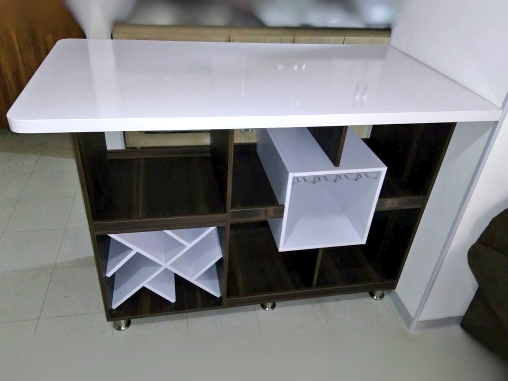 JFCarpinteria's tweet photo. Esta barra cuenta con una #licorera en diseño geométrico donde se pueden almacenar hasta 12 botellas y amplios espacios para vasos y copas. Personaliza tu #hogar ∆ #jfcarpinteriaydiseño 
#diseñodemuebles #carpinteria #Medellin #mobiliario #mueblesamedida https://t.co/OGjbn0RloQ