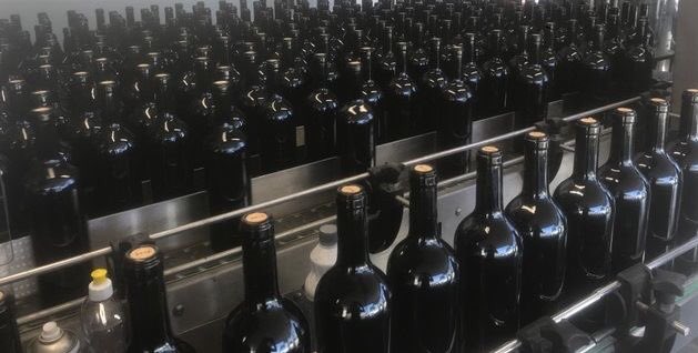 Mise en bouteilles <a href="/ChateauRipeau/">Château Ripeau</a> 2016.
Rinçage des bouteilles, gestion de l'oxygène dissout et du CO2, mise sous azote, bouchons naturels garantis sans TCA, gravure des numéros de lot, bouteilles numérotées et stockage dans des locaux climatisés #saintemilion #miseenbouteille