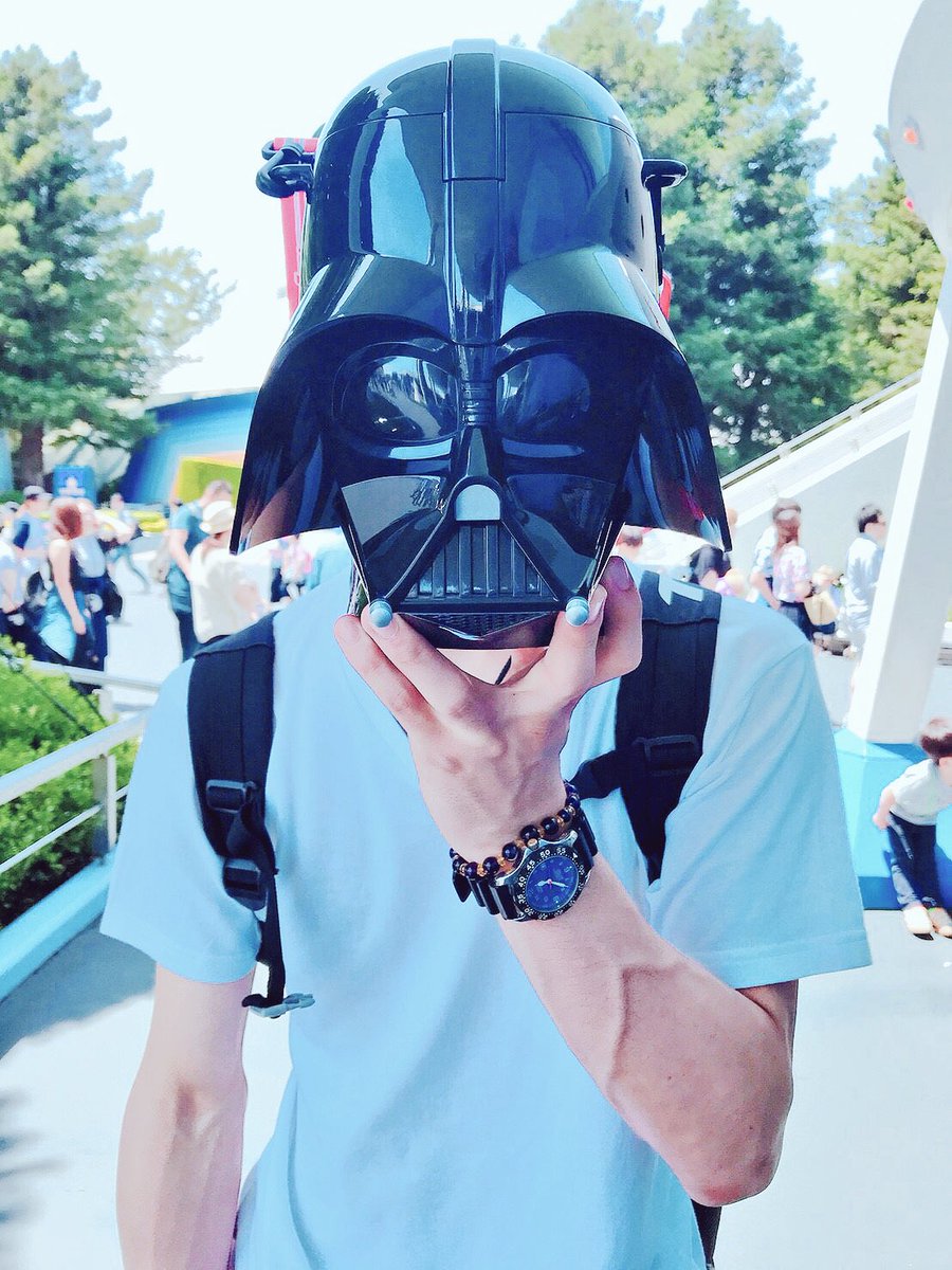 松本悠作 先日18年始まって 初のディズニーランドへ 色々新しく変わってて感動w 楽しい1日でした ダース ベイダーの小顔具合が 羨ましすぎましたww こんなバケットがあったとは 暑すぎたけど頑張って ショーやアトラクション満喫しました