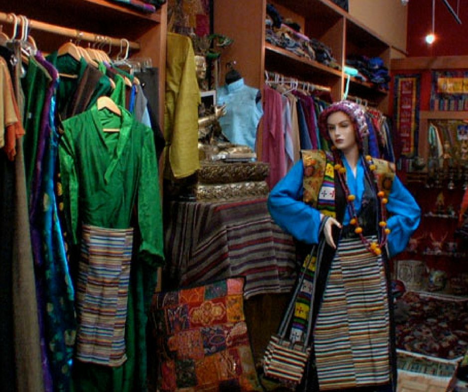 DotcomClif's tweet photo. If you are looking for local #handicraft items like a handwoven shawl or some wooden wind chimes, this is your #place #Sikkim market here are filled with a shop selling everything from the #LaughingBuddha to #Tibetantraditionalclothes and #beautiful handmade souvenirs@DotcomClif https://t.co/61seWtn2aO