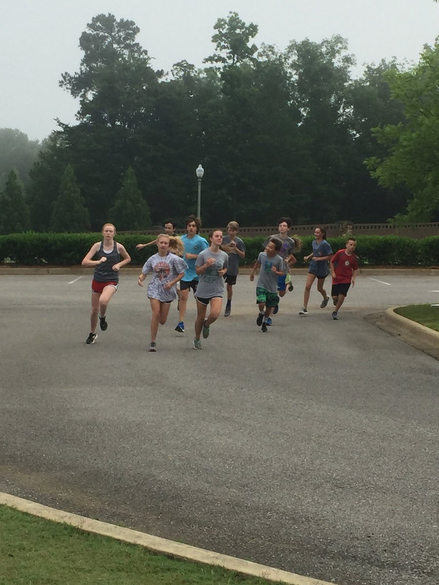 TonyaRozell's tweet photo. 7:00 a.m. The team that runs together... @LibertyParkMS #LPMSXCountry #LPRebelWay https://t.co/sRRMADzSo4