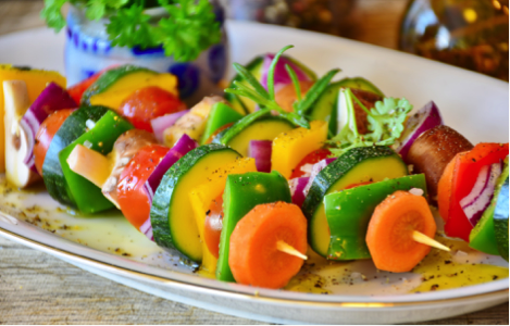 CunicoHealth's tweet photo. Orange you glad it’s National vegetables month? Thanks to their vitamin A and beta-carotene, orange vegetables are strong inflammation fighters! These veggies are also rich in beta-cryptoxanthin, which may ward off inflammation-related disorders like rheumatoid arthritis. https://t.co/AWND8K9Vto