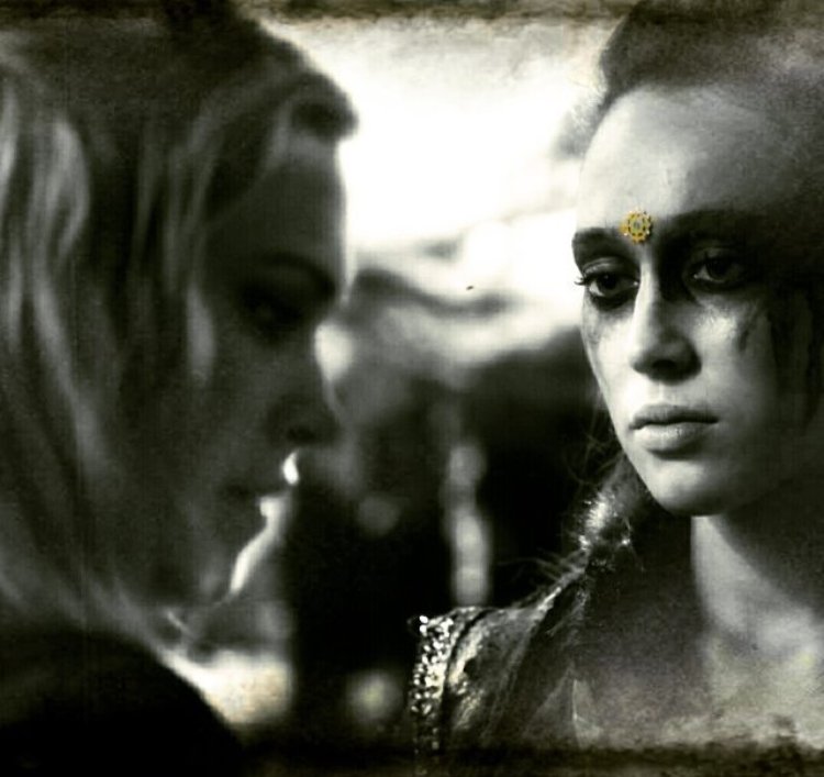 Lannariel's tweet photo. Olhe pra quem você ama , como Lexa olha pra clarke . #clexa #lexalove ❤️ https://t.co/4v0QcQfat0