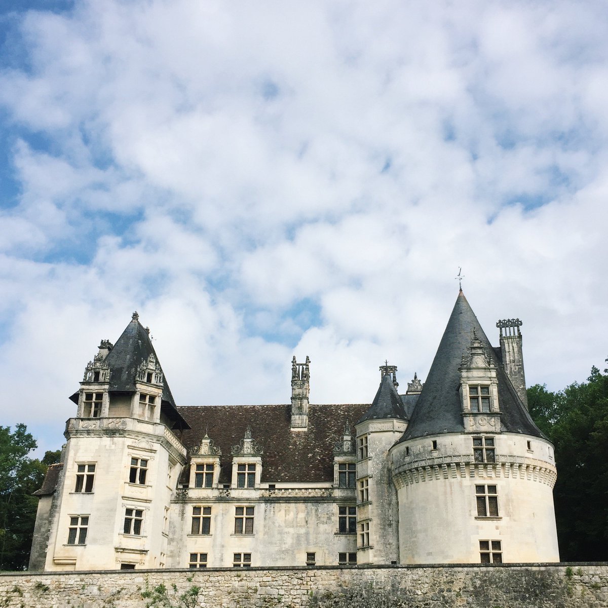 Omonchateau's tweet photo. Le  château de Puyguilhem en Périgord vert, une création de la première  Renaissance ! Une architecture qui nous donne l'impression d'être sur les bords de Loire. 

 👉🏻 https://t.co/yV8aZYk7tJ https://t.co/I58XoEJcZD
