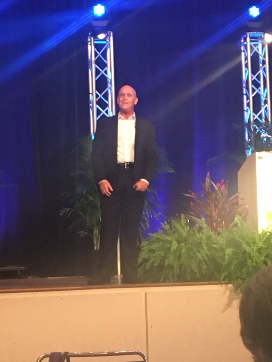 stinson_audra's tweet photo. Positive Leadership in a Negative World #acomplaintfreeworld @WRBowen #clasconv18 https://t.co/VA3PxIn6qg