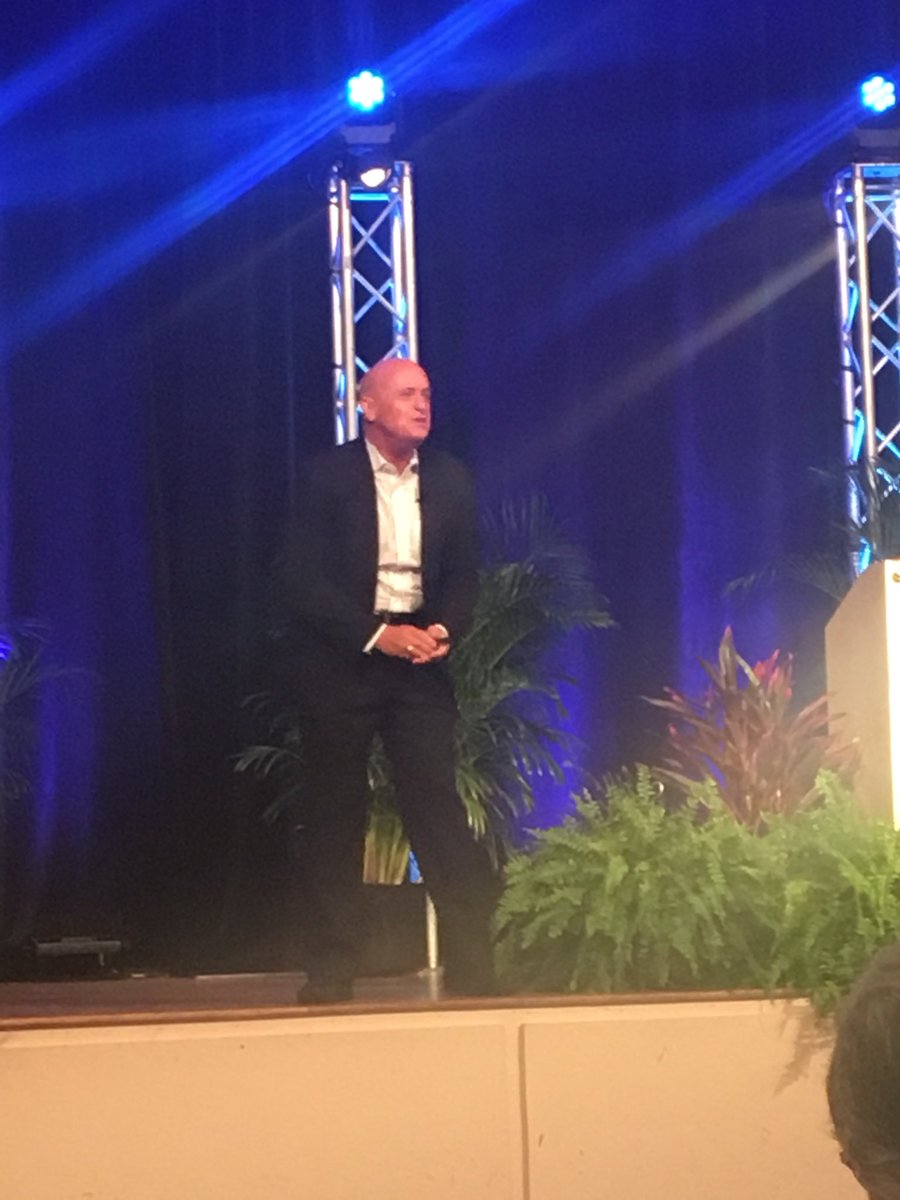 stinson_audra's tweet photo. Positive Leadership in a Negative World #acomplaintfreeworld @WRBowen #clasconv18 https://t.co/VA3PxIn6qg