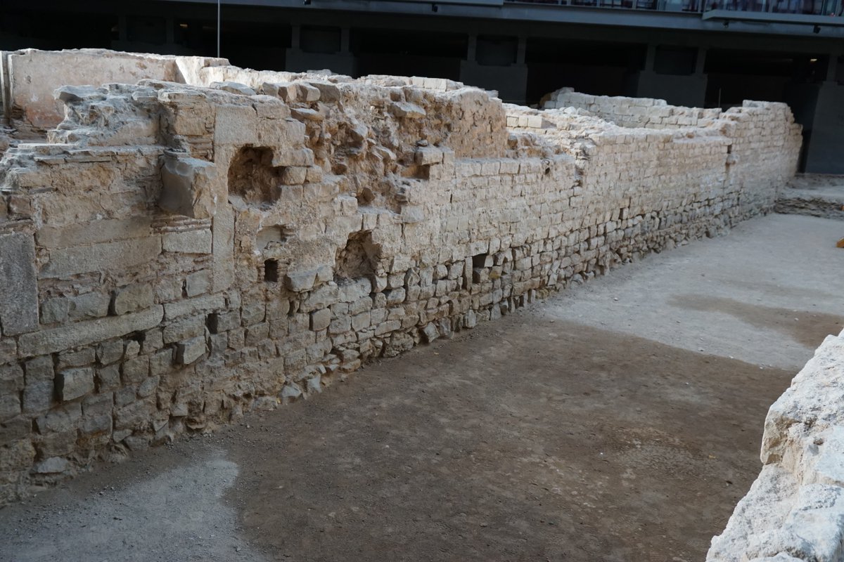 ElBornCCM's tweet photo. #ArqueoBorn Detall del mur de façana sud del #RecComtal al seu pas pel #jaciment dâ#ElBornCCM. Les cases dâaquesta illa, tenien lâaccĂ©s principal des del carrer de Gensana o des de la plaça del #Bornet i una porta secundĂ ria al Rec https://t.co/AYZ92nafth
