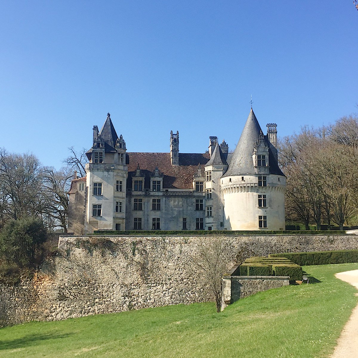 Omonchateau's tweet photo. Le  château de Puyguilhem en Périgord vert, une création de la première  Renaissance ! Une architecture qui nous donne l'impression d'être sur les bords de Loire. 

 👉🏻 https://t.co/yV8aZYk7tJ https://t.co/I58XoEJcZD