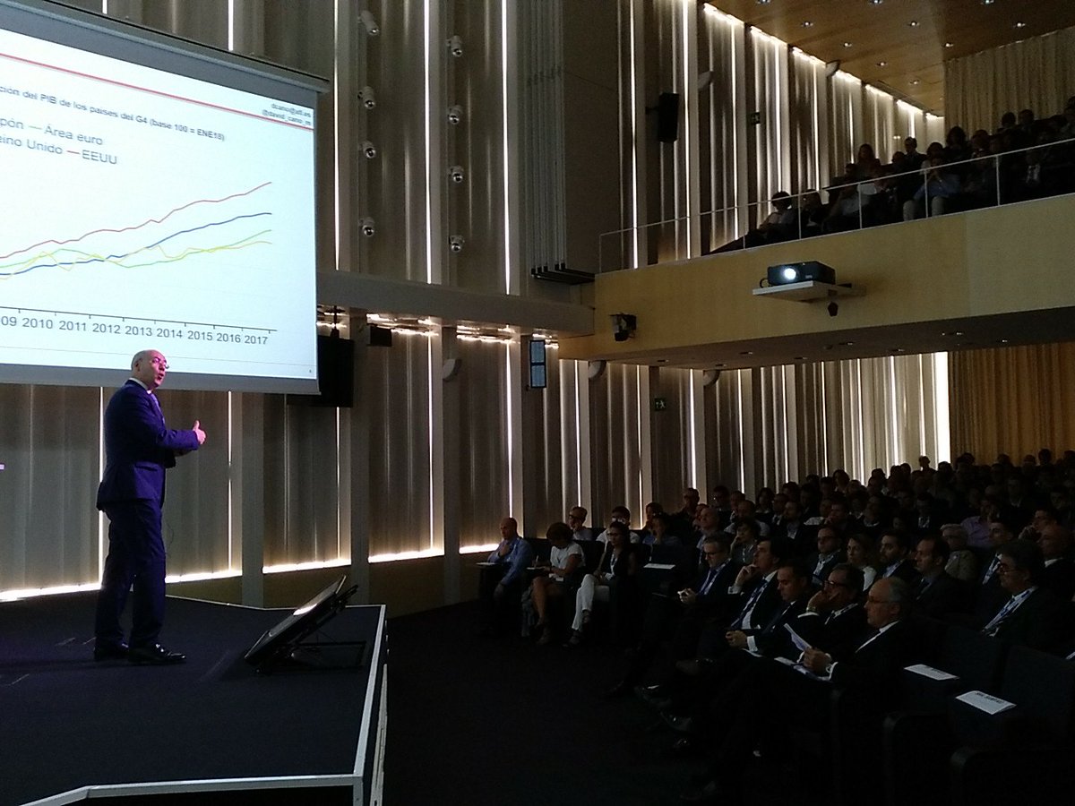 Financieros_es's tweet photo. Empezamos la #jornadaasset como cada año con @david_cano_m hablándonos del situación actual y expectativas de futuro macroeconómicas. Gran atención por parte de los #financieros https://t.co/aOdFTwYMeu