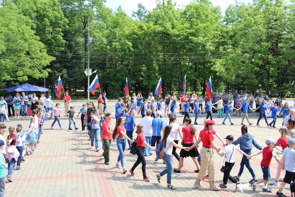 nadv_ru's tweet photo. Дальний Восток традиционно первым встретил День России. Собрали лучшие кадры с торжественных мероприятий в ДФО 🎉
#ДеньРоссии #12июня https://t.co/cNxIcPt8A3