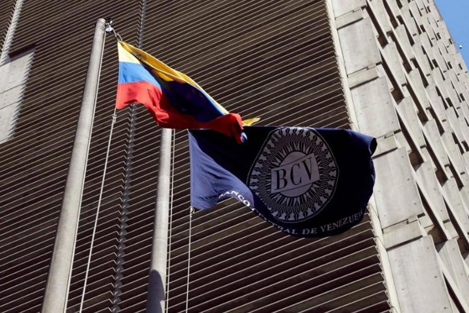 DiarioTalCual's tweet photo. CASI LLEGAN AL PISO. Reservas internacionales caen a $8.870 millones su cifra más baja en 24 años https://t.co/5dXmBQcCB7 https://t.co/yMAjZXycY9