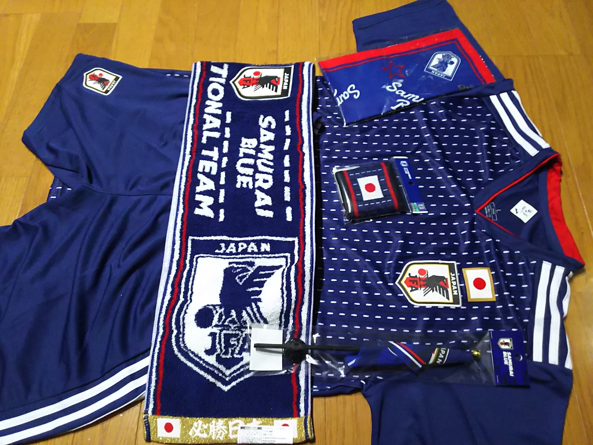 村上幸平 フフフ サッカー日本代表応援グッズを購入 いよいよ来週 四年に一度のワールドカップが始まりますね 本日は22時からパラグアイ戦 最後の強化試合 Tvの前でスタンディンバ イ