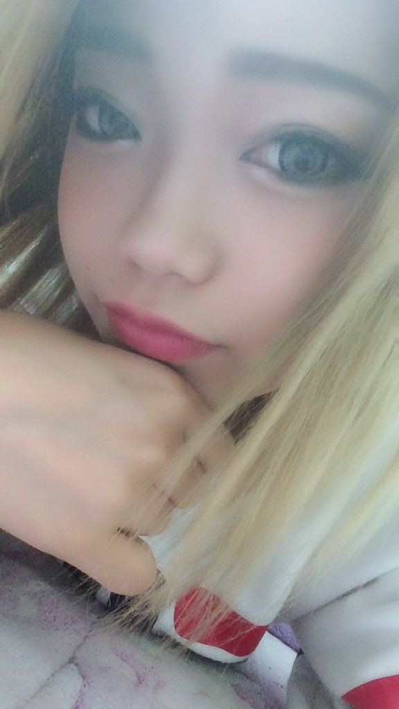 xoxo_o316's tweet photo. ラニコンのカラコン使ってみたんだけど、鬼発色良い👀✨
1年使えるし、コスパめっちゃ良いからまじおすすめ😚💜
さわが付けてる色はCandy grayって色です！
買ってみてね🤑💜

#Lanicon 
#ラニコン 
#カラコン 
#Candygray 
#送料無料 
#1years https://t.co/isOcbWmtst