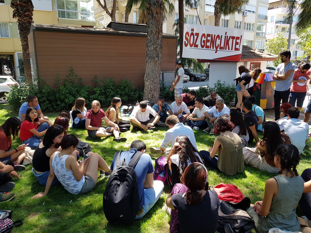 MuratCepnii's tweet photo. Bornova büyükpark gençlik forumundaydık. Gençlik kendisine işsizliği ve ölümü reva gorenlere HDP ile 24 Haziranda gerekli cevabı verecektir. https://t.co/NaXgL8uzIZ