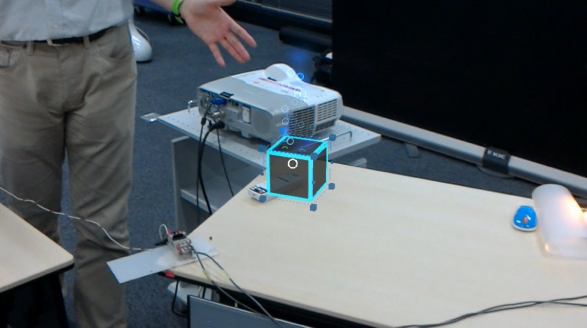 1ft_seabass's tweet photo. わかりにくいけど #Mobotix 監視カメラはこんな感じで設置しています。あらかじめ監視ソフトソフトウェアで判定範囲を細かく決めていて前を通ると判定してMQTTを飛ばしてHoloLensと連携してます。 #noderedjp #nodered  #HoloLens #ofcsg https://t.co/5CPnYQkbX6