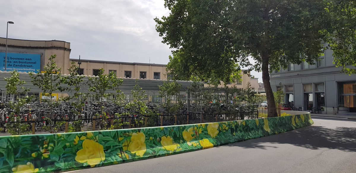 8500Kortrijk's tweet photo. Het #kunstwerk op de betonnen muur rond de #fietsenstalling op 't #Stationsplein in #Kortrijk is klaar. Het Hertshooi dat achter de wand staat, vloeit als trompe l’oeil over op de betonnen wand. https://t.co/w3fgLm1rT6 #groen #warm #uitnodigend #Stationsproject #KortrijkSpreekt https://t.co/AOwg1xhivt