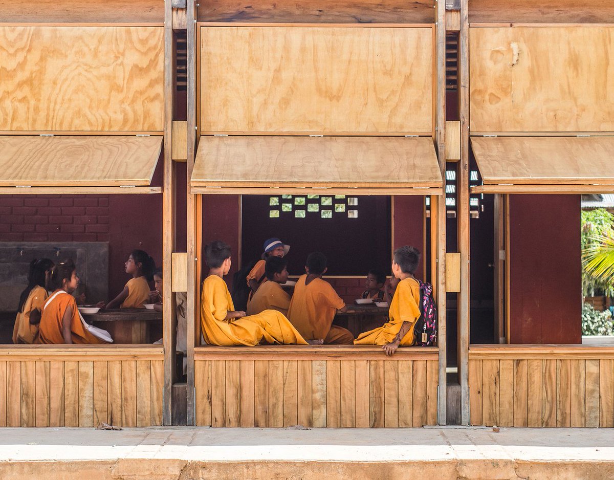 #kindcentrum #gebouwvoorkinderen #referentie #inspiratie: voor warme dagen (of warme gebieden) #beschutte #buitenruimte en te openen gevels. En dan is een #schommel ook zo opgehangen!

archdaily.com/893791/new-jer…