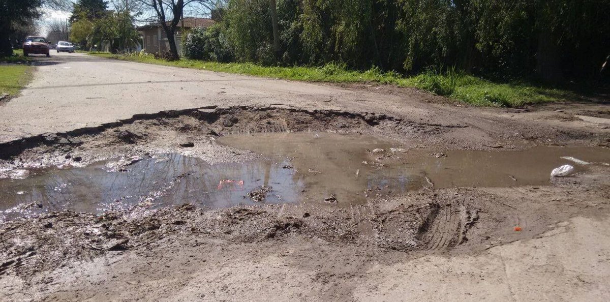 0221Informa's tweet photo. #CallesDestrozadas ➡️ Los vecinos de Villa Castells tuvieron una reunión caliente y proponen dejar de pagar impuestos 😱👉 https://t.co/7InvrYcC8M https://t.co/bI92y5V9Cu