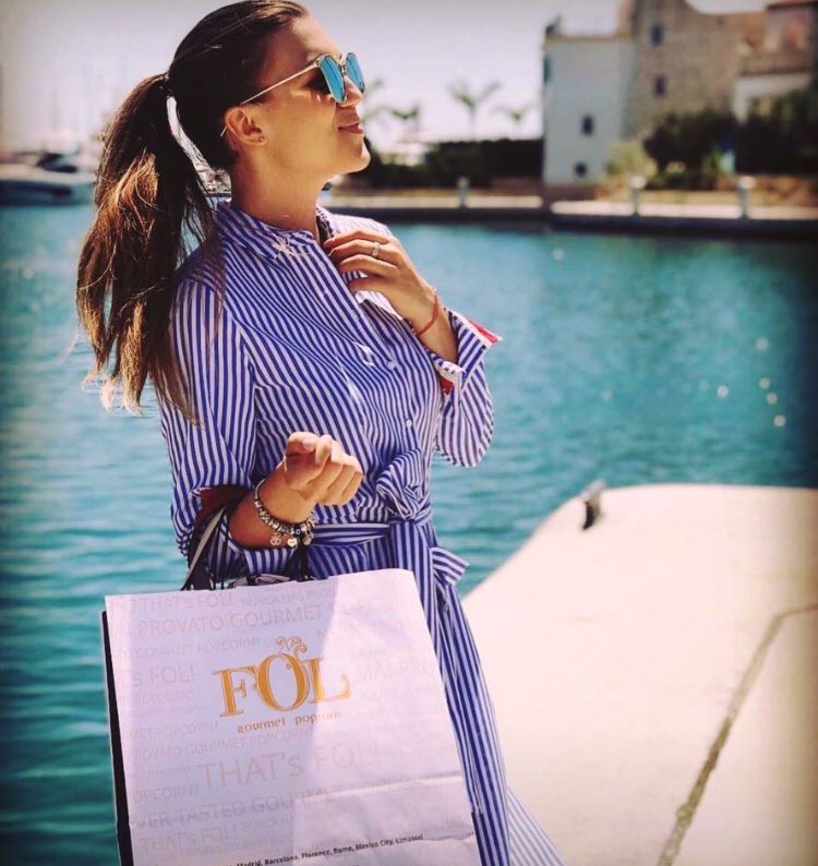 FolMadrid's tweet photo. Disfruta tu semana FOL!!!! Abrimos todos los días para que puedas comprar tus palomitas gourmet favoritas. Miles de sabores muy 🔝
#folpopcorn #gourmet #palomitas #recetas https://t.co/eTlj68cgiQ