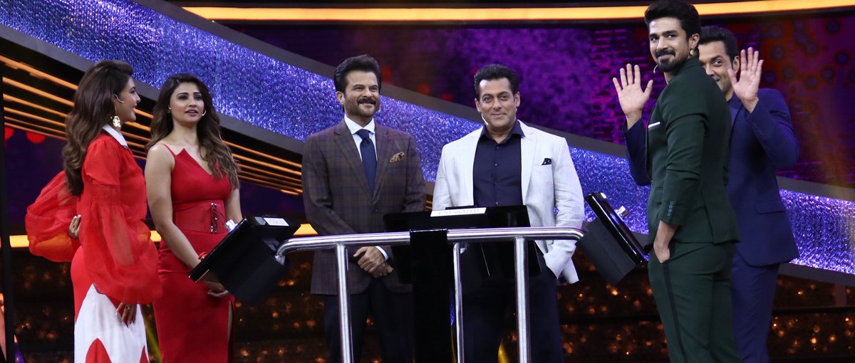 The #Race3 team @ShahDaisy25 @AnilKapoor @thedeol @Saqibsaleem & @Asli_Jacqueline are coming tonight on #DusKaDumSpecial to play this game of anumaan! Looking forward to hosting them. Don’t forget to tune in tonight at 8:30 PM on @SonyTV