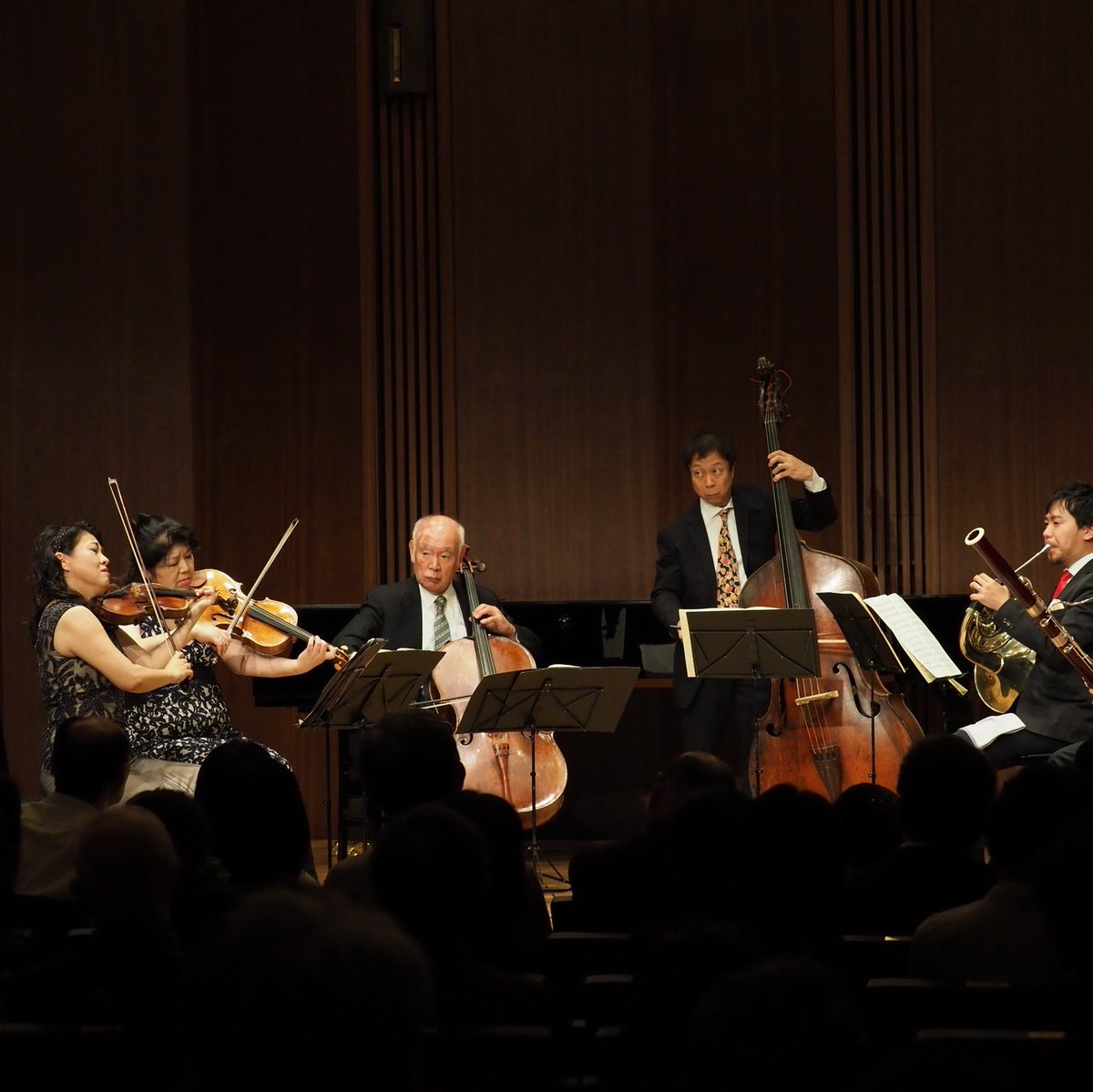 SuntoryHall_PR's tweet photo. 【6/13(水)当日券】「デビュー30周年記念 竹澤恭子の室内楽」指定30枚程度/サイドビュー20枚程度/学生僅少18時~販売。サントリーホールで1988年デビュー、今回はバラエティ豊かな編成で多彩な弦楽器の響きをお届けします🎶 写真左:昨日の練習風景、右:CMG2017より #CMG2018 https://t.co/PepSgXrenq https://t.co/w08g2JhCAs