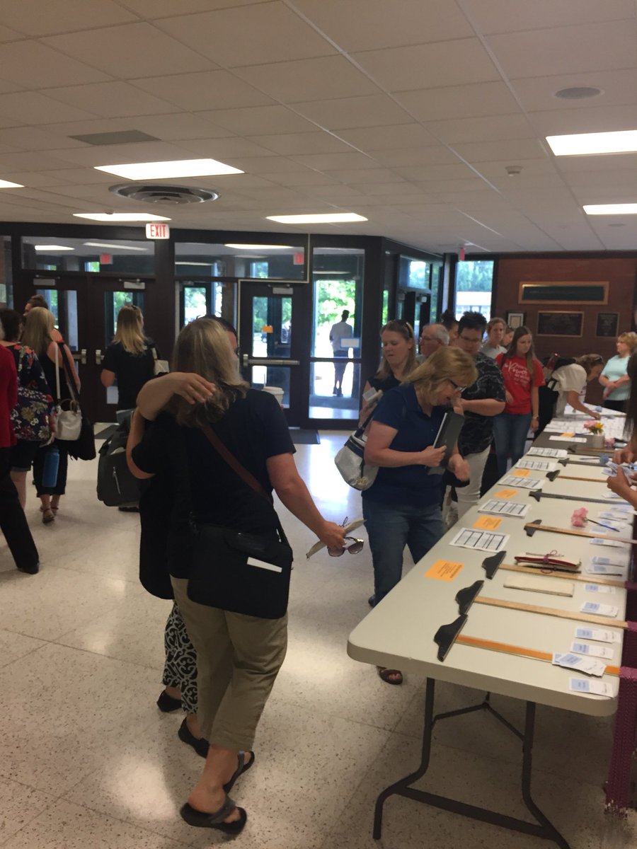EdTechStarr's tweet photo. 10 minutes to keynote!
#innov8dmps https://t.co/BKO1b732DW