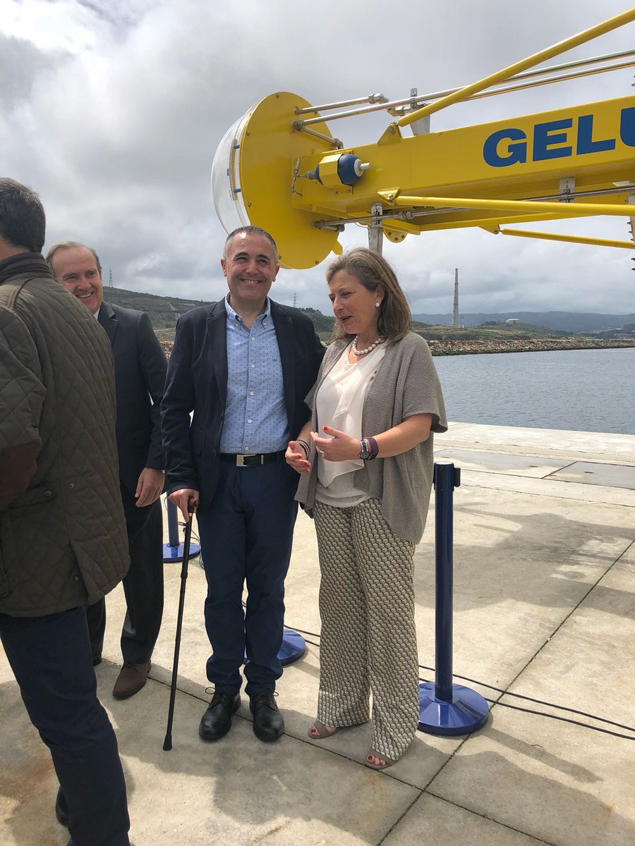 zonafrancavigo's tweet photo. Teresa Pedrosa asiste a la presentación de la boya undimotriz #GELULA prototipo del proyecto @LifeDemowave que se instalará en las inmediaciones del puerto exterior de Punta Langosteira del @PuertoACoruna para obtener energía a partir de las olas 🌊⚡️#LifeDemoWave https://t.co/vSYeZL7pS3