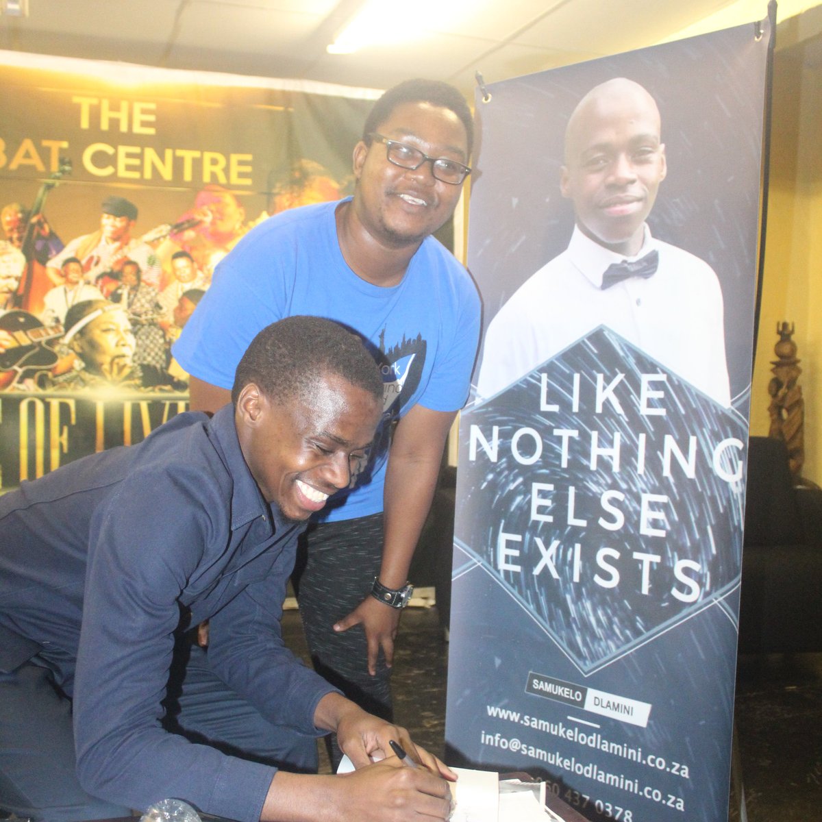 samkelowdlamini's tweet photo. Signed by the author. Samukelo Dlamini. Thank you for supporting the African dream brother.
#SamukeloDlamini #LikeNothingEsleExists #booksigning #writer #written #lifeofanauthor #OfficialBookLaunch https://t.co/mI7UEbnwNB