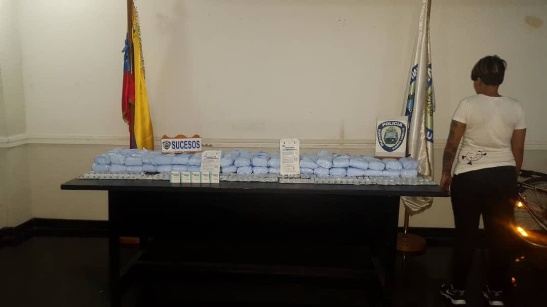 rafaellacava10's tweet photo. Agarramos a esta chora sacando material quirúrgico del hospital Molina Sierra de PtoCabello para ser bachaqueado a las afueras de las instituciones de salud de la ciudad. Estamos detrás de una banda q hurta este material y después los revende a precios desorbitantes.Voy por ellos https://t.co/aZbaNlUQrL