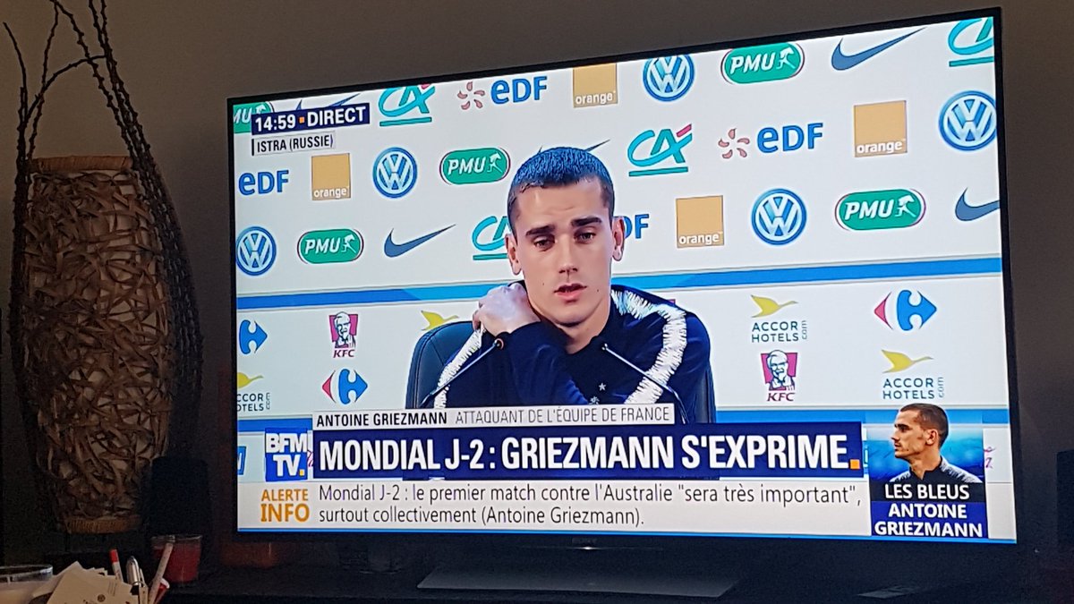 Il n'y a personne d'autre à la fédé que Philippe Tournon, 75 ans, pour s'occuper des relations presse ? c'est insupportable. Il s'adresse aux journalistes d'une manière inacceptable ... comment peuvent-ils tolérer cela ? Par sa faute, les conférences de presse sont aseptisées.