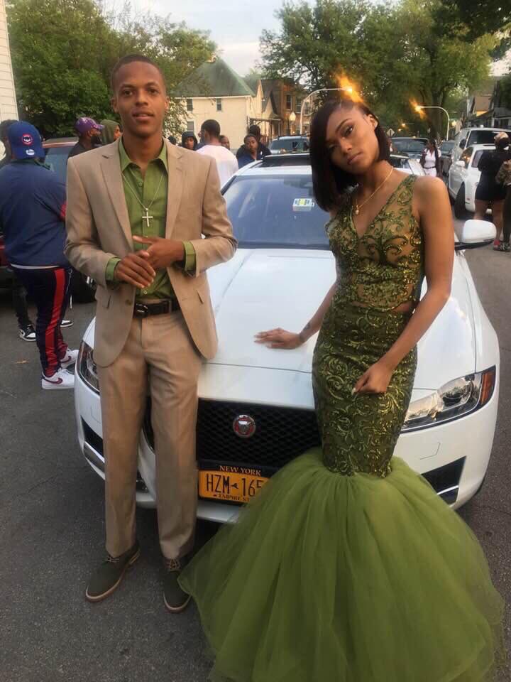 DiamondRuskin4's tweet photo. That Bitch Sayin All She Do Is Flirt , Fuck Hoes &amp; All I Do Is Dirt ♥️🌬
#Skitt 🤣🍃 prom 2k18 https://t.co/LQpc8Km578