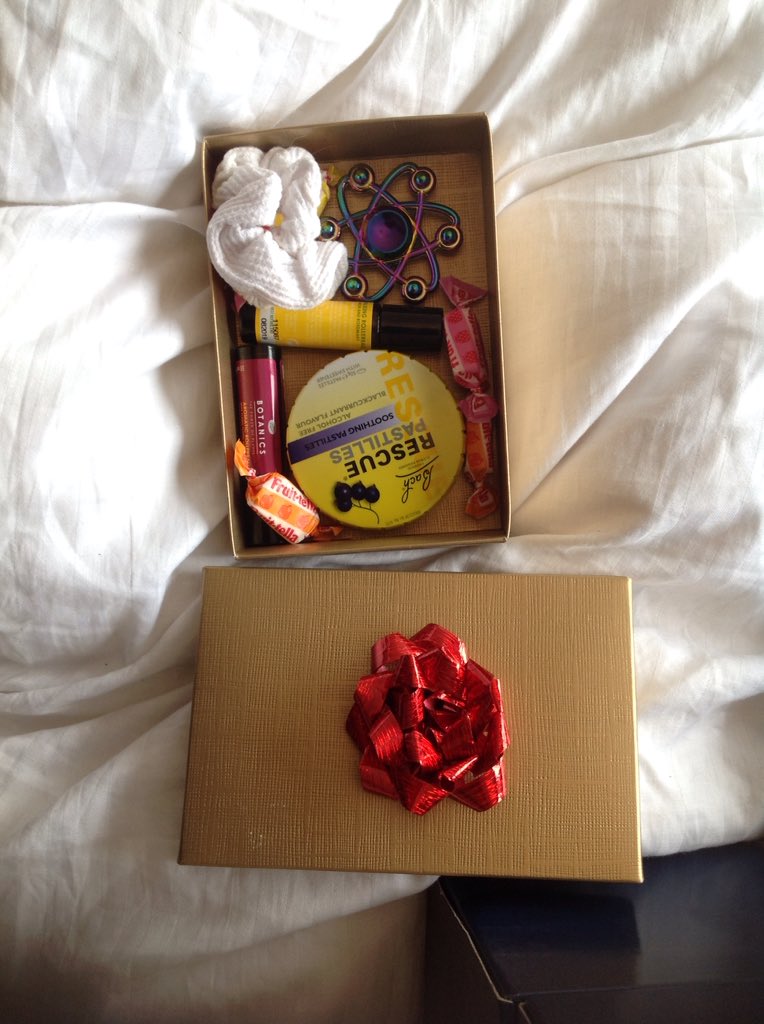 reinakayla_'s tweet photo. Example of a sensory first aid box:

Scrunchie - touch
Fidget spinner - touch and to ease restlessness 
Rescue remedy pastilles - taste and to calm
Essential oils - smell
Fruitella sweets - taste https://t.co/JF75XIhte1
